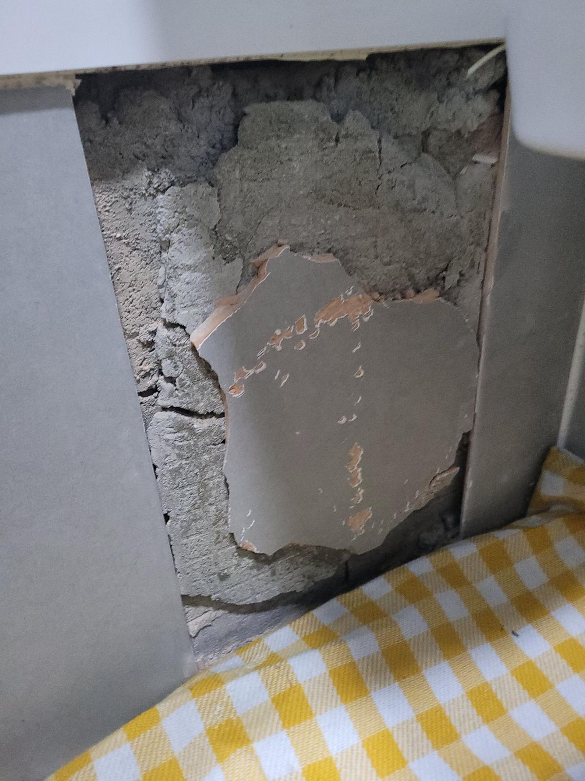 타일 천공 작업 모습