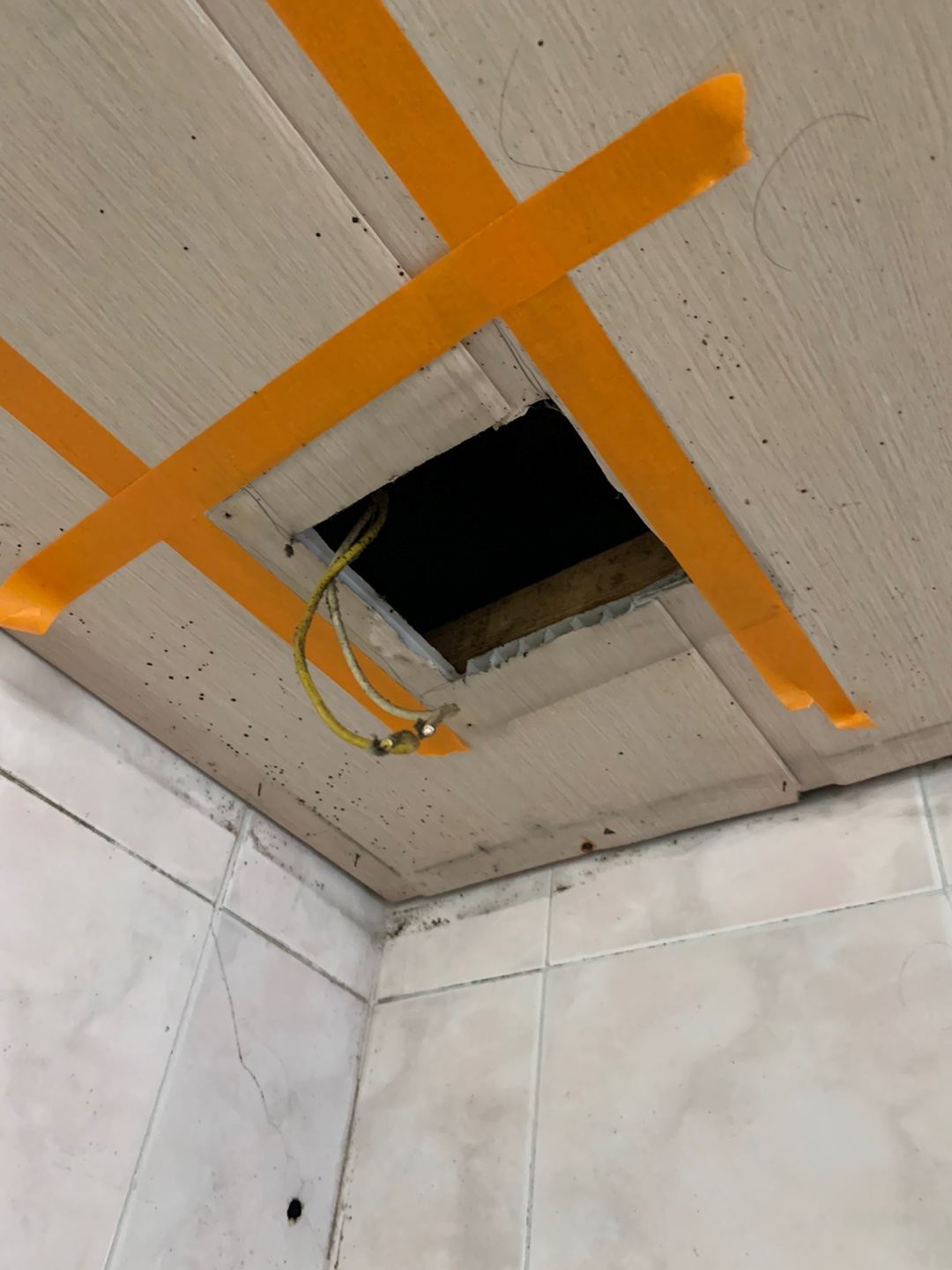 환풍기 개구부 주변 천장재 테이프 고정