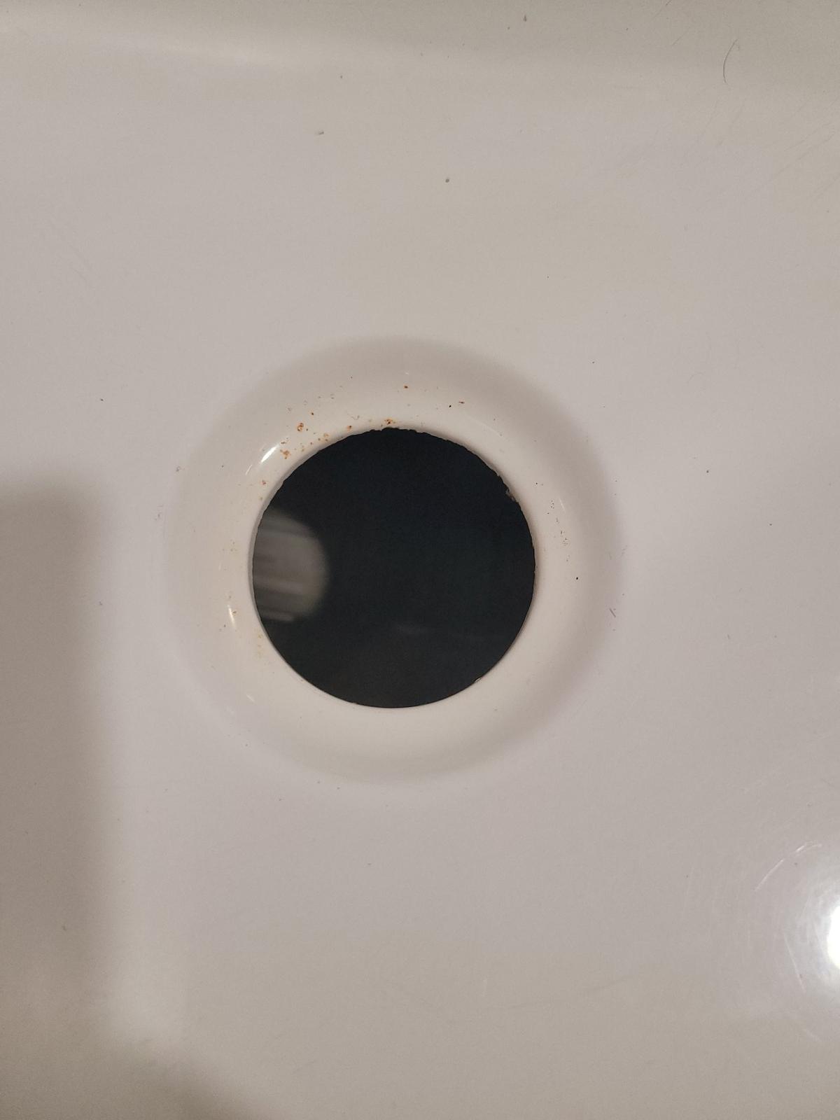 욕조 배수구 파손 시공 전