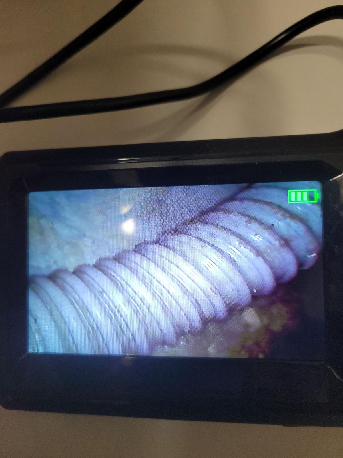 내시경 카메라로 배수관 내부 확인