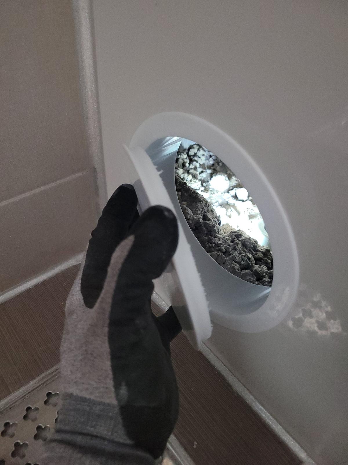 점검구를 열고 배수구 부속 교체 작업
