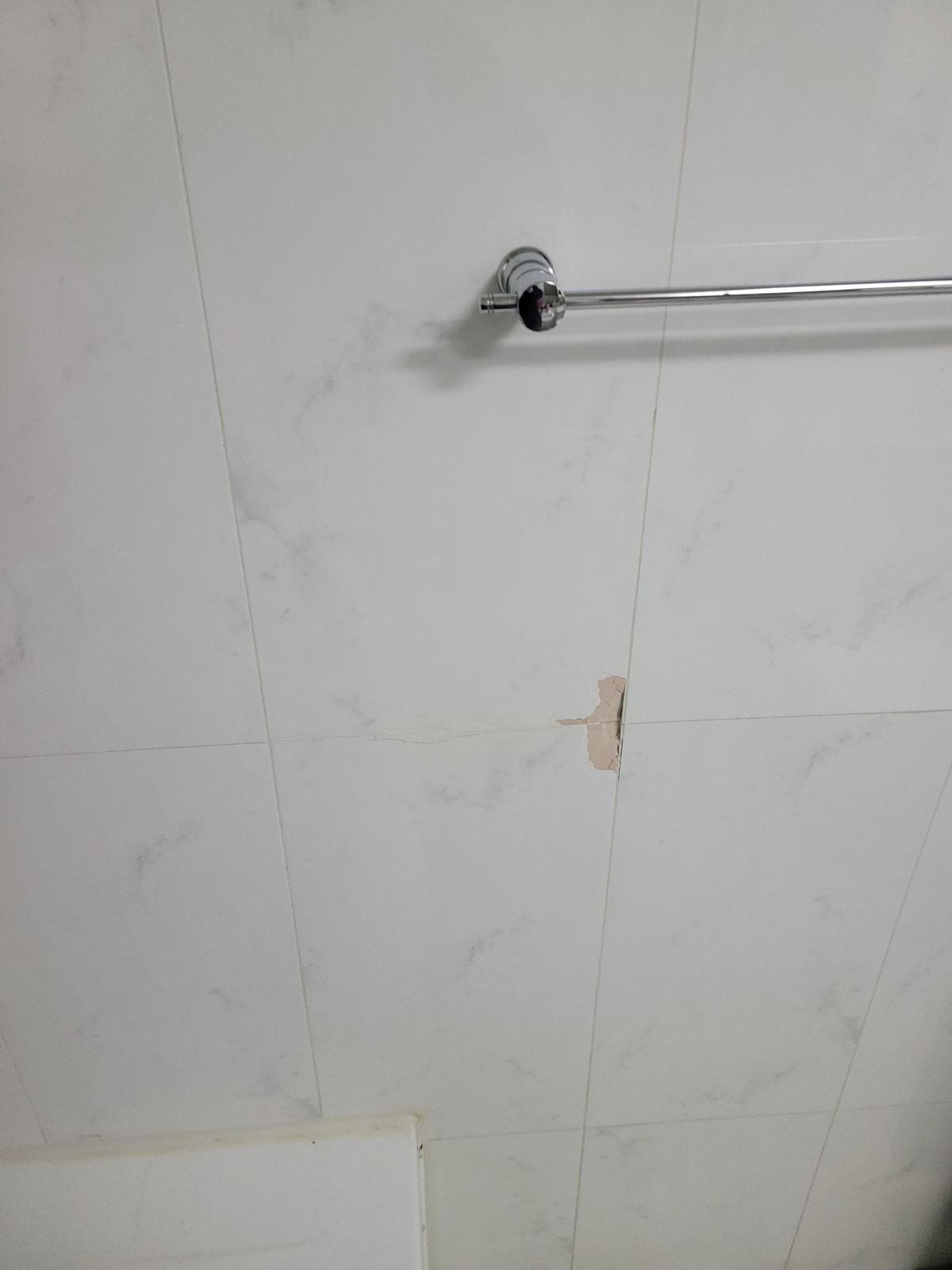 천안시 서북구 화장실 벽타일 깨짐 들뜸 시공 전